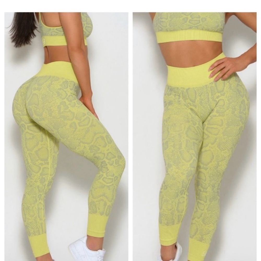 Bombshell sportwear Snake print leggings Yellow Size Medium
